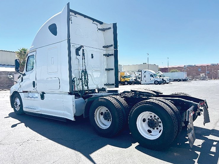 2020-freightliner-cascadia-126-image-2