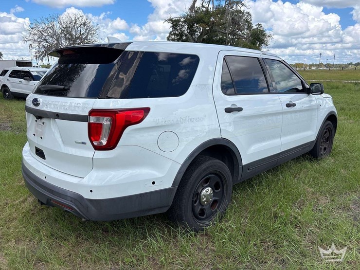 2016-ford-explorer-image-3