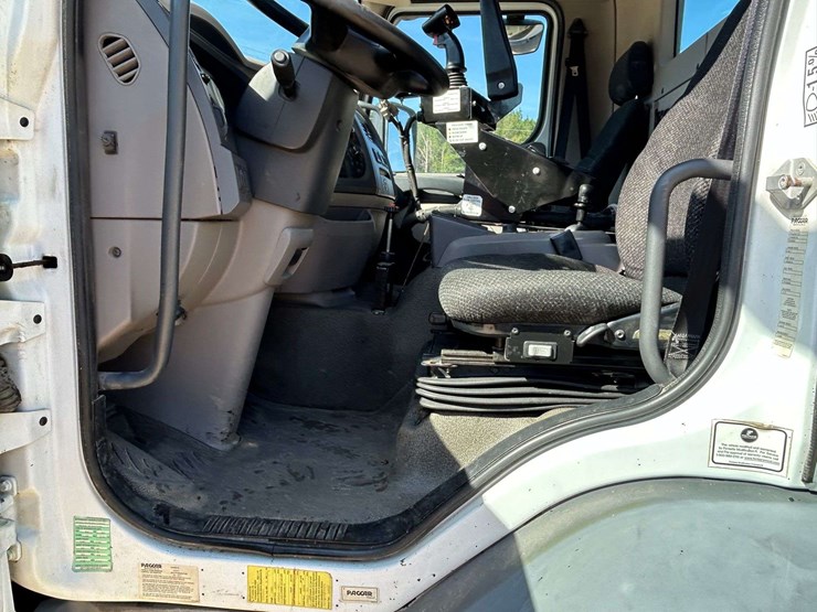 2015-peterbilt-220-image-36