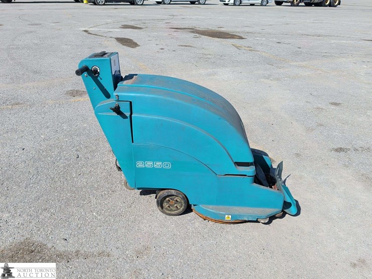 non-operable-tennant-2550-floor-scrubber-image-4