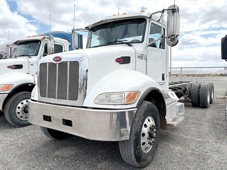 2018-peterbilt-348-image-1