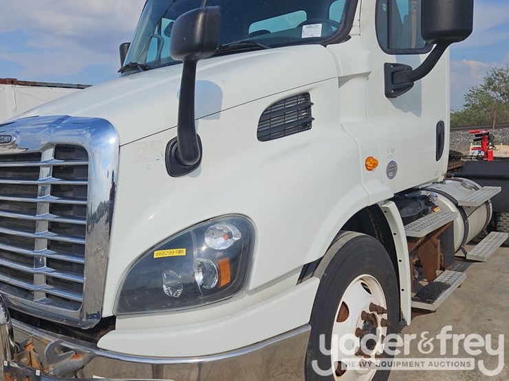 2017-freightliner-cascadia-113-image-26