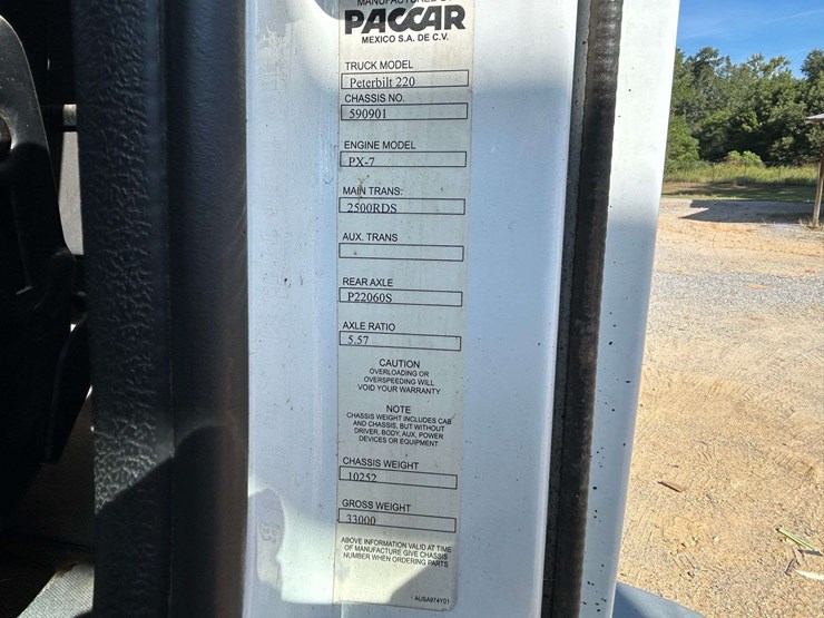 2015-peterbilt-220-image-37