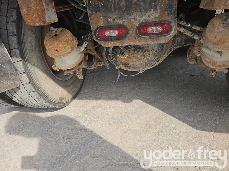 2019-freightliner-122sd-image-45