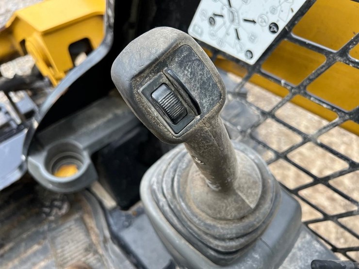 2018-caterpillar-262d-image-24
