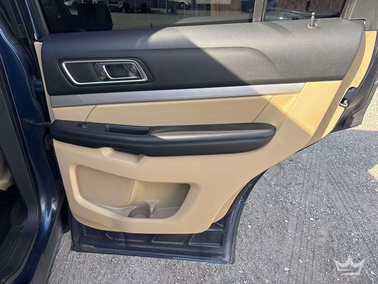 2017-ford-explorer-image-24