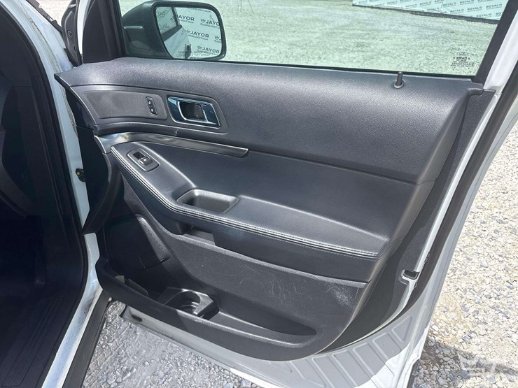 2016-ford-explorer-image-24
