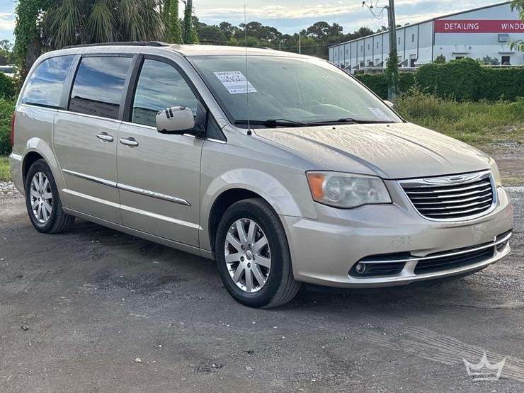 2014-chrysler-town-&-country-image-2