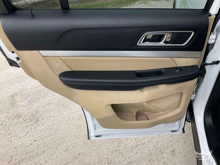 2017-ford-explorer-image-19