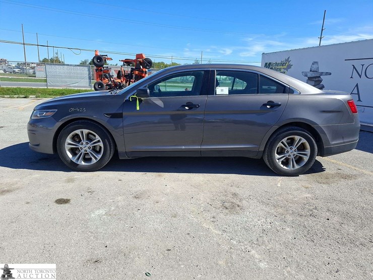 2015-ford-taurus-image-8