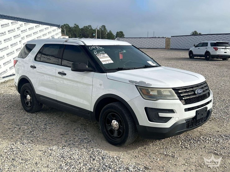 2016-ford-explorer-image-2