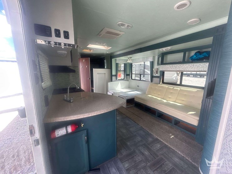 2014-28ft-crossroads-zinger-t/a-travel-trailer-image-12