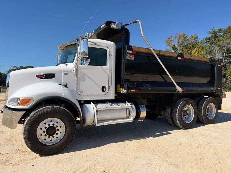 2021-peterbilt-348-image-2