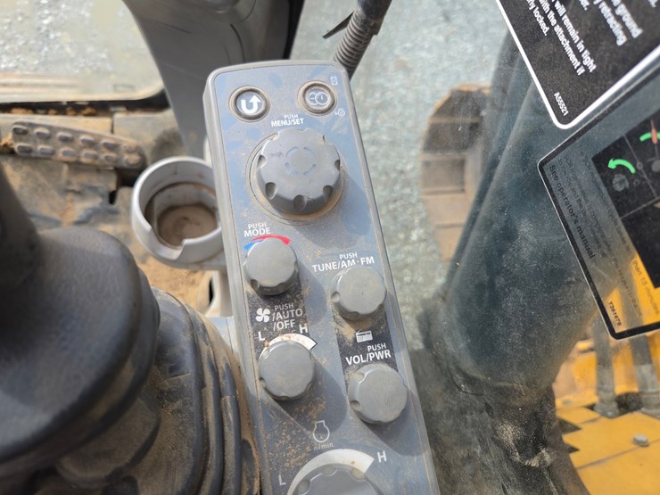 2017-deere-245g-lc-image-62
