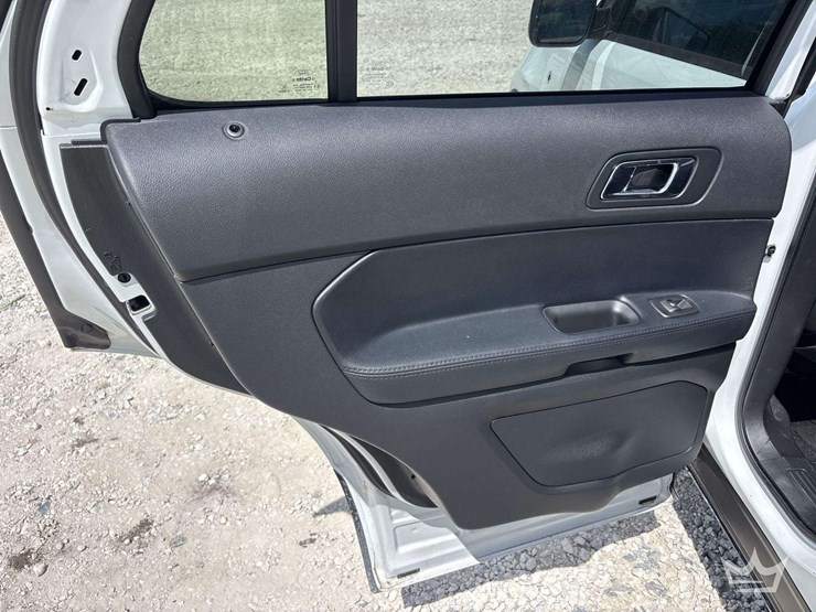 2016-ford-explorer-image-18