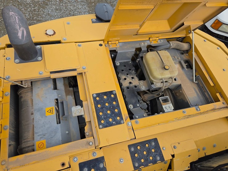 2017-deere-245g-lc-image-28