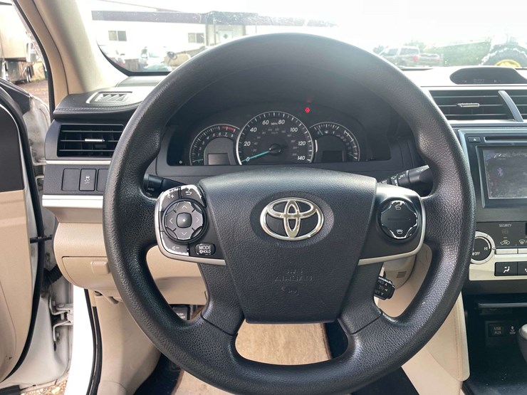 2014-toyota-camry-le-4-door-sedan-(170,014-miles)-image-12