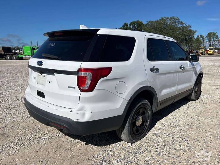 2016-ford-explorer-image-3
