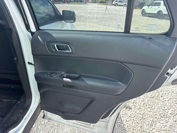 2016-ford-explorer-image-23