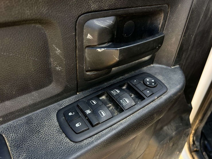 2015-dodge-3500-image-12