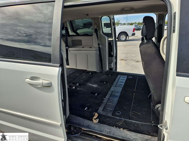 2011-dodge-grand-caravan-se-image-24