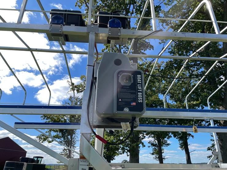 #1640-•-dock-rite-aluminum-electric-pontoon-lift-with-canopy-image-6