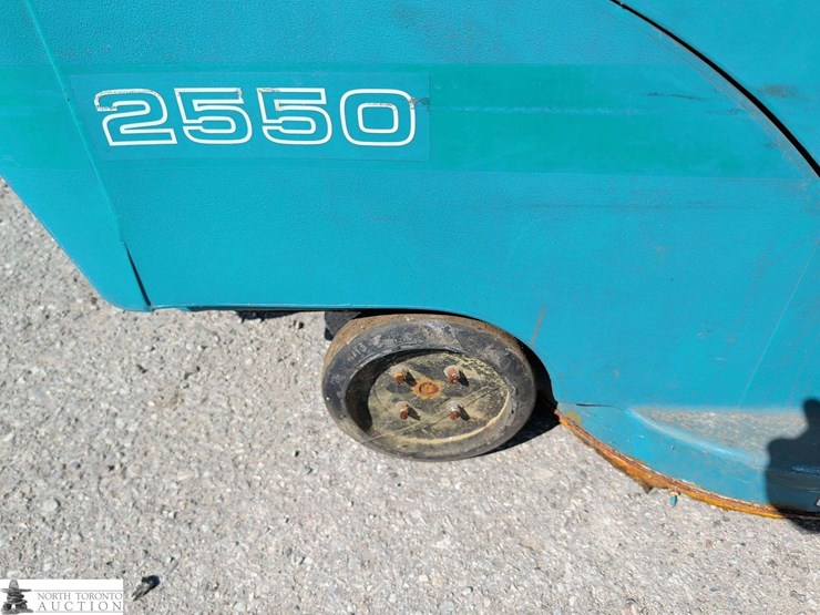 non-operable-tennant-2550-floor-scrubber-image-16