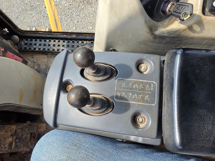 2007-caterpillar-953d-image-51