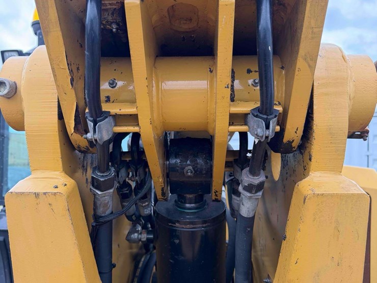 2013-caterpillar-tl943c-image-16