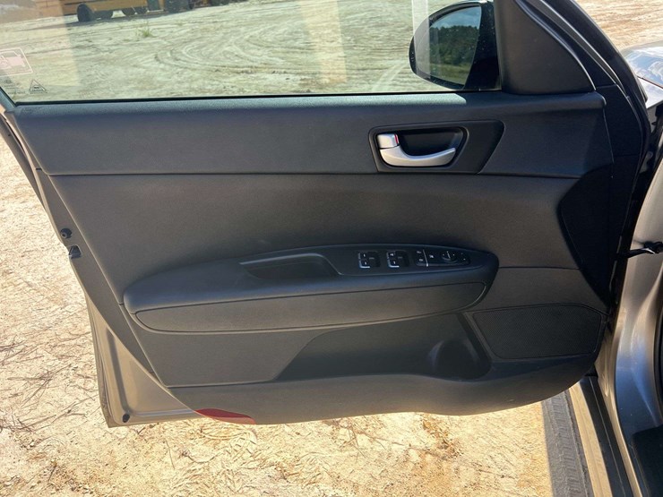2018-kia-optima-4-door-sedan-(140,152-miles)-image-9