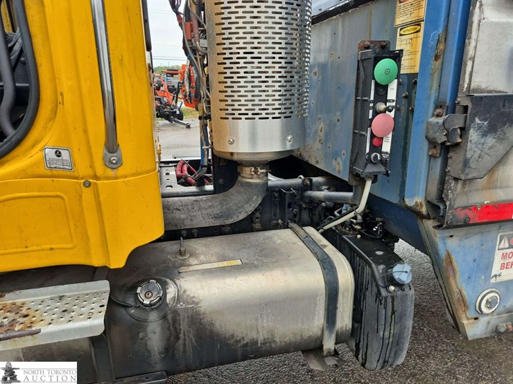 2018-freightliner-m2-106-image-21