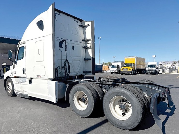 2020-freightliner-cascadia-126-image-2