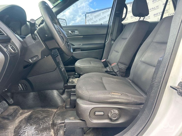 2016-ford-explorer-image-13