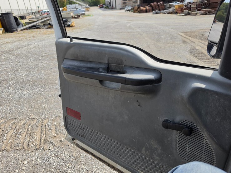 2005-ford-f550-image-64