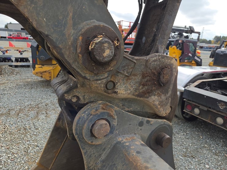 2017-deere-245g-lc-image-15