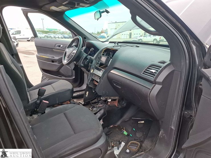 2015-ford-explorer-image-17