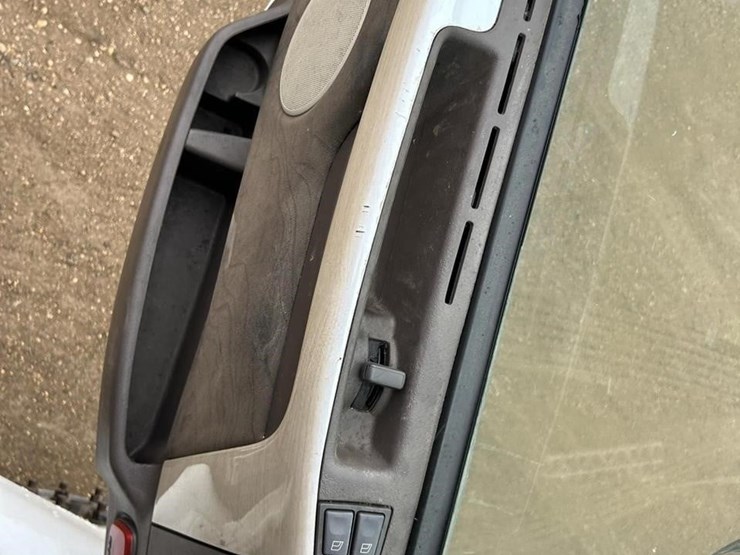 2015-volvo-vnm62t630-image-38