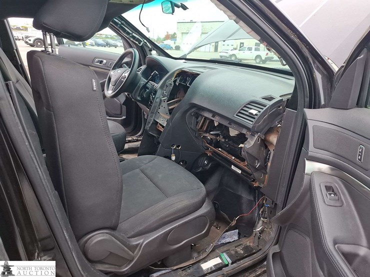2015-ford-explorer-image-16