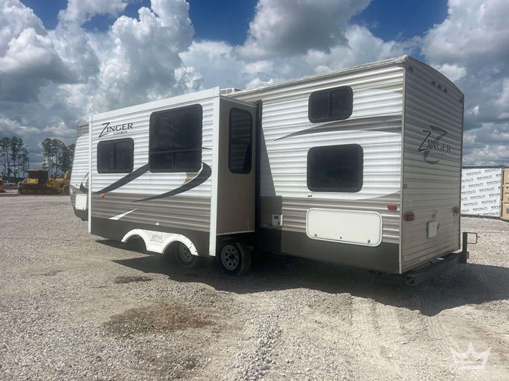 2014-28ft-crossroads-zinger-t/a-travel-trailer-image-2
