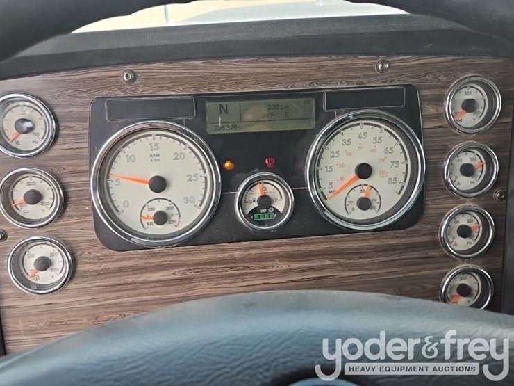 2019-freightliner-122sd-image-33