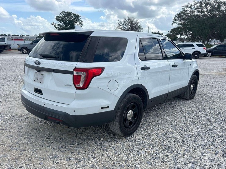 2016-ford-explorer-image-3