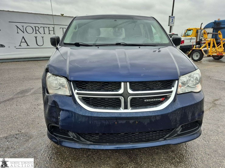 2017-dodge-grand-caravan-sxt-image-2