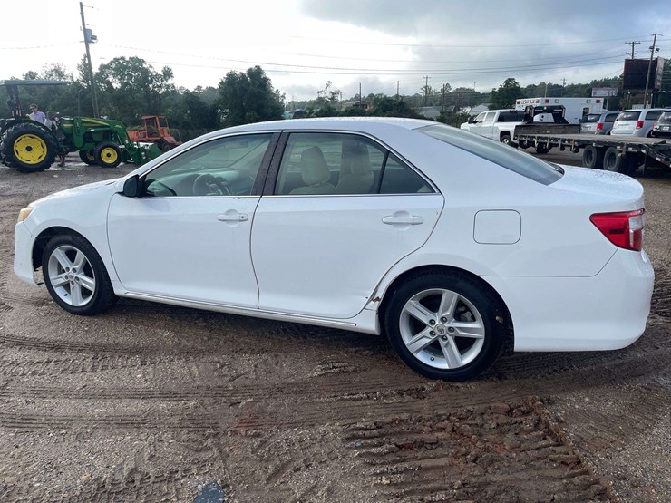 2014-toyota-camry-le-4-door-sedan-(170,014-miles)-image-2