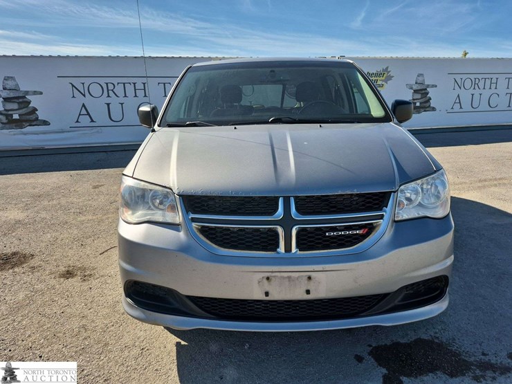 2017-dodge-grand-caravan-sxt-image-2