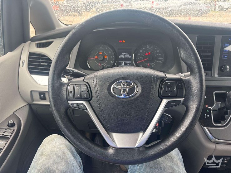 2017-toyota-sienna-image-13