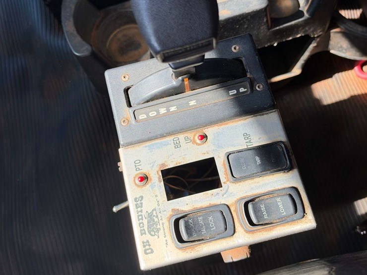 2021-peterbilt-348-image-15