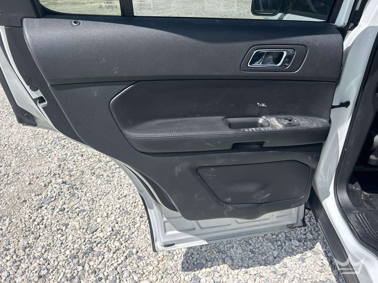 2016-ford-explorer-image-21