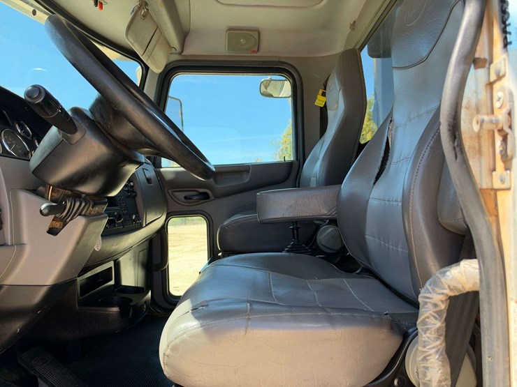 2020-peterbilt-348-image-11