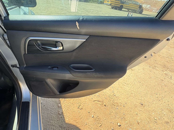 2015-nissan-altima-4-door-sedan-(270,918-miles)-image-14