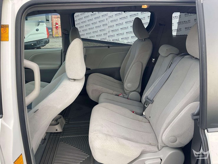 2013-toyota-sienna-image-17